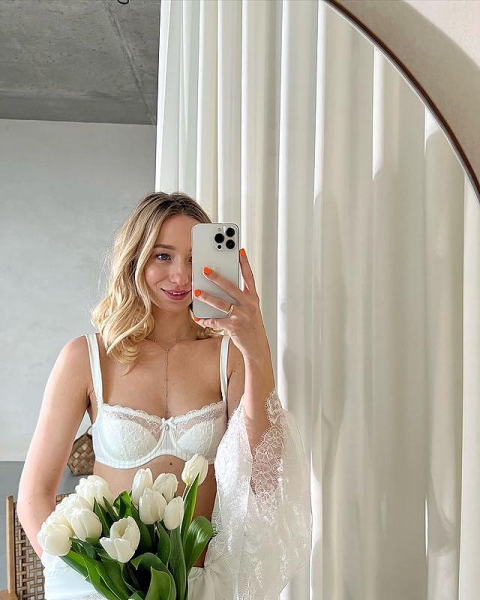 Жена Виктора Павлика удивила фотосессией в нижнем белье