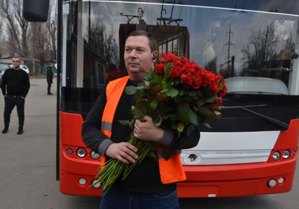 В общественном транспорте одесситкам сегодня дарили цветы