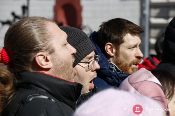«Закройте над нами небо»: артисты Одесского оперного театра провели музыкальный перформанс среди баррикад. Видео, фото