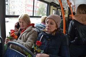 В общественном транспорте одесситкам сегодня дарили цветы
