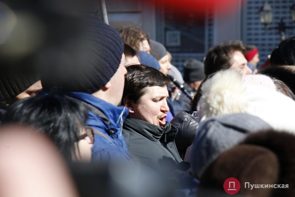 «Закройте над нами небо»: артисты Одесского оперного театра провели музыкальный перформанс среди баррикад. Видео, фото
