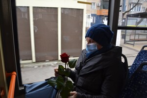 В общественном транспорте одесситкам сегодня дарили цветы