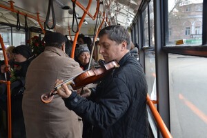 В общественном транспорте одесситкам сегодня дарили цветы