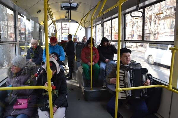 В общественном транспорте одесситкам сегодня дарили цветы