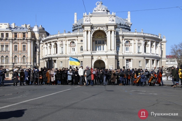 «Закройте над нами небо»: артисты Одесского оперного театра провели музыкальный перформанс среди баррикад. Видео, фото