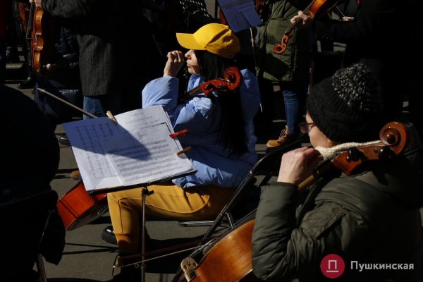 «Закройте над нами небо»: артисты Одесского оперного театра провели музыкальный перформанс среди баррикад. Видео, фото