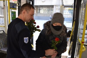 В общественном транспорте одесситкам сегодня дарили цветы