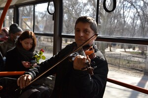 В общественном транспорте одесситкам сегодня дарили цветы