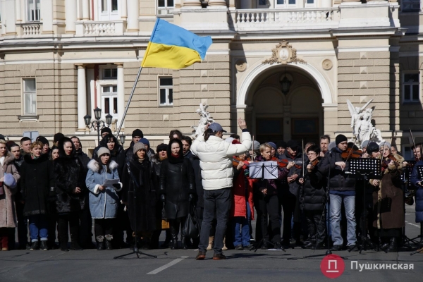 «Закройте над нами небо»: артисты Одесского оперного театра провели музыкальный перформанс среди баррикад. Видео, фото