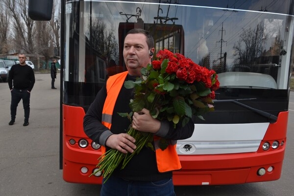 В общественном транспорте одесситкам сегодня дарили цветы