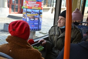 В общественном транспорте одесситкам сегодня дарили цветы