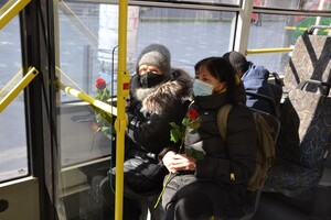 В общественном транспорте одесситкам сегодня дарили цветы