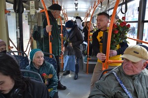 В общественном транспорте одесситкам сегодня дарили цветы