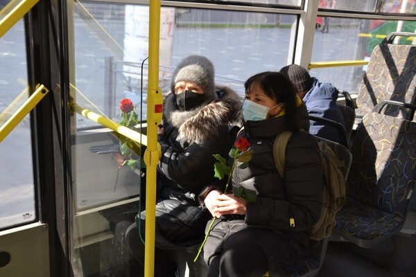 В общественном транспорте одесситкам сегодня дарили цветы