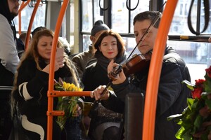 В общественном транспорте одесситкам сегодня дарили цветы