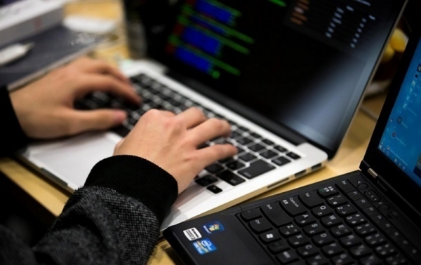 Anonymous глушили рации российских военных гимном Украины