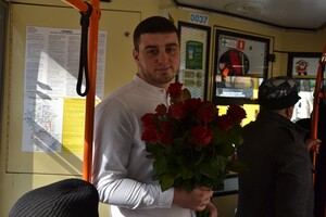 В общественном транспорте одесситкам сегодня дарили цветы