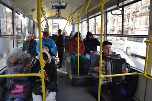 В общественном транспорте одесситкам сегодня дарили цветы
