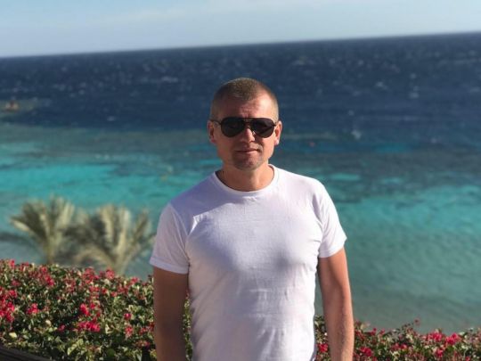«Будь як Сергійович — ї**ш москалів»: тренер «Десни» зі зброєю в руках захищає рідне місто