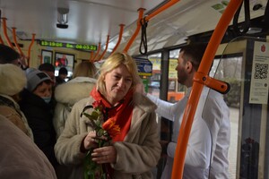 В общественном транспорте одесситкам сегодня дарили цветы