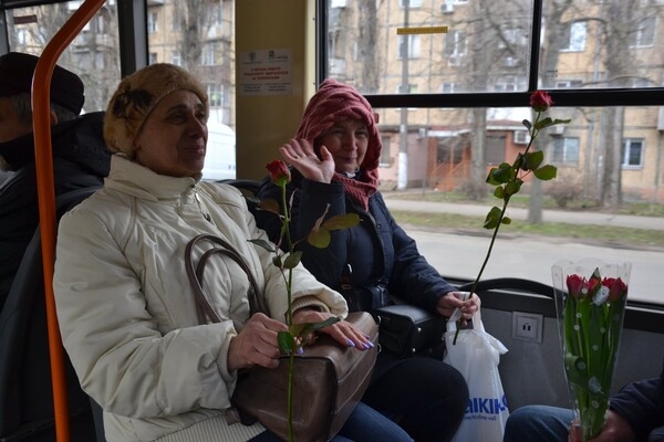 В общественном транспорте одесситкам сегодня дарили цветы