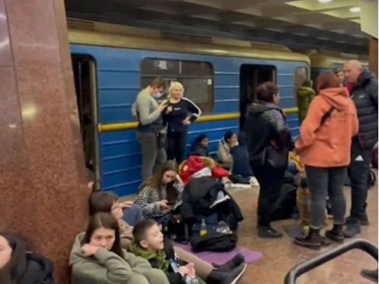 «Люди добираються на вокзал тунелями метро»: біженці розповіли, як їм вдалося евакуюватися з Харкова