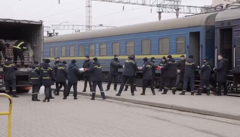 Сотні тонн гуманітарної допомоги прямують до найбільш постраждалих регіонів України — ОП