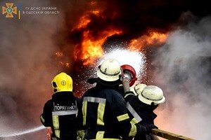 Одесские спасатели показали, как тушили пожар после ракетного удара 3 апреля