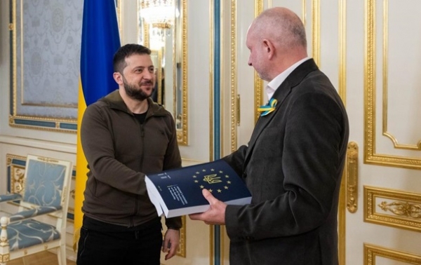 Зеленский передал послу ЕС анкету на членство