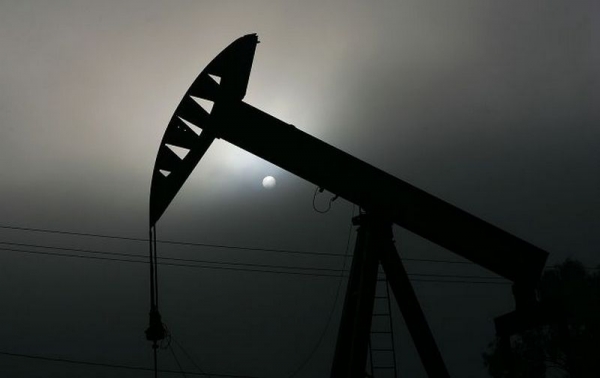 Нефть стремительно дешевеет из-за сокращения спроса