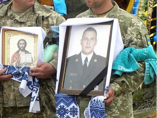 «Ромчику, сонечко моє, послухай, як пташечки співають»: на Вінниччині попрощались із Героєм