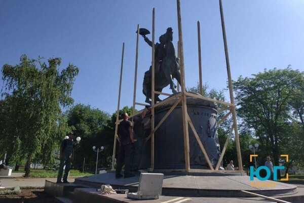 Памятник Суворову в Измаиле решили спрятать за забором 