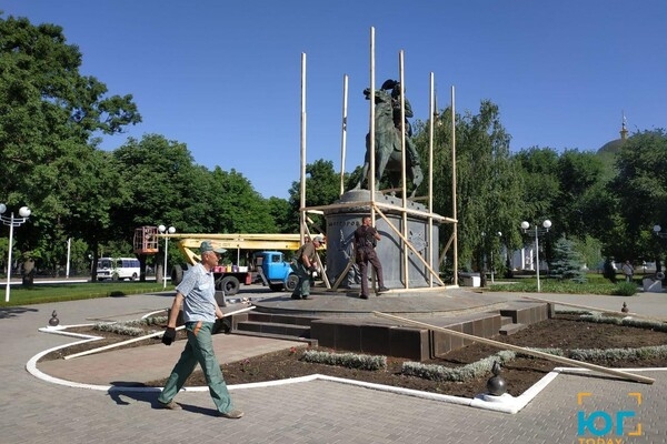 Памятник Суворову в Измаиле решили спрятать за забором 