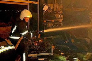 Вечером 9 мая в Одессе снова прогремели взрывы: горят ТЦ и склад готовой продукции