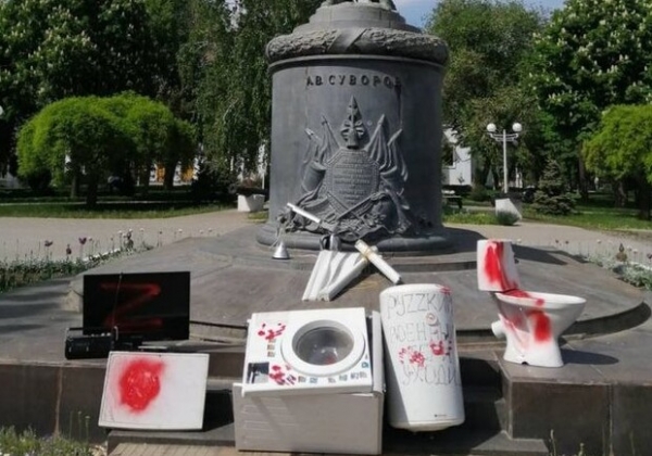 Стиралка и унитаз: в Одесской области к памятнику Суворову принесли "подарки"