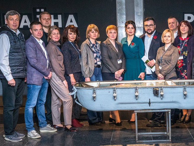 Жахи підвалу військового містечка в Гостомелі під час окупації: в Києві відкрилась виставка про нинішню війну