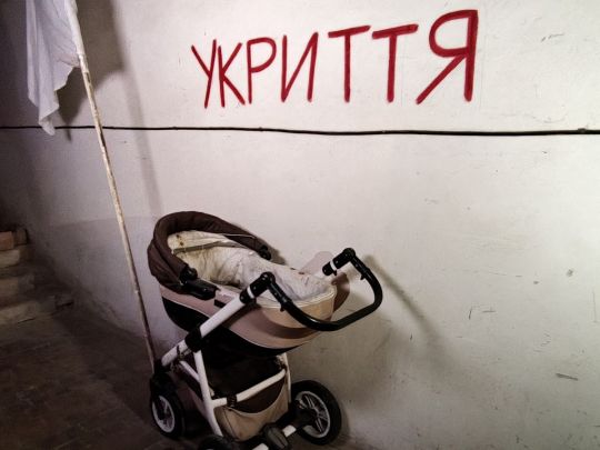 Жахи підвалу військового містечка в Гостомелі під час окупації: в Києві відкрилась виставка про нинішню війну