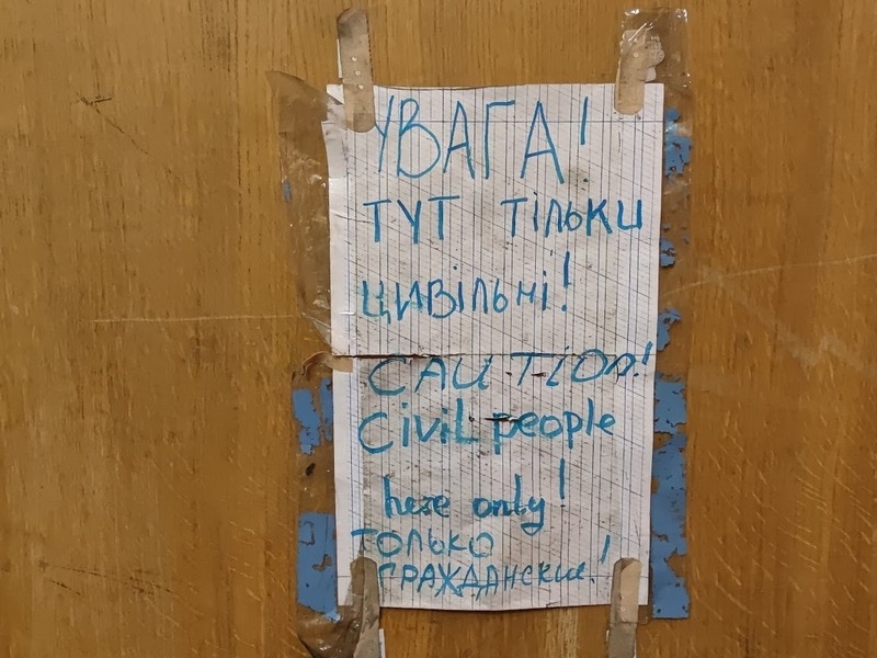 Жахи підвалу військового містечка в Гостомелі під час окупації: в Києві відкрилась виставка про нинішню війну