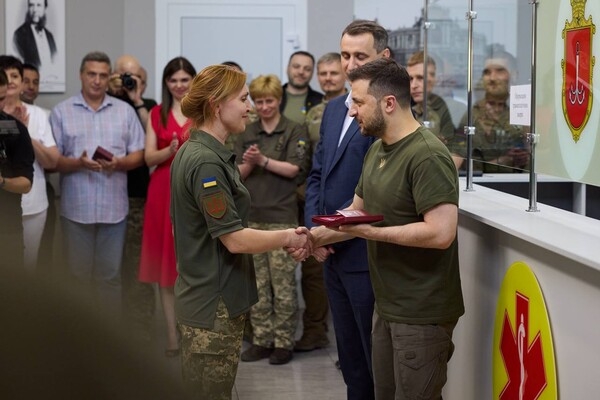Президент Украины посетил больницу в Одессе и вручил награды медикам