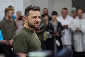 Президент Украины посетил больницу в Одессе и вручил награды медикам
