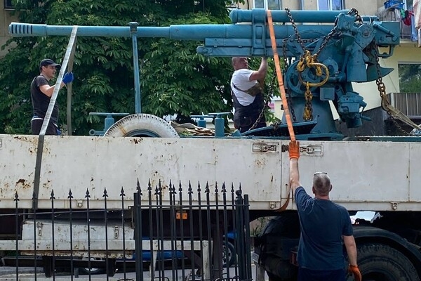Возле школы в Одессе убрали пушку-памятник, который испугал оккупантов