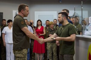 Президент Украины посетил больницу в Одессе и вручил награды медикам