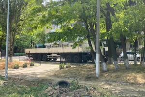 Возле школы в Одессе убрали пушку-памятник, который испугал оккупантов