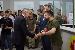 Президент Украины посетил больницу в Одессе и вручил награды медикам