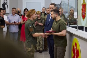 Президент Украины посетил больницу в Одессе и вручил награды медикам