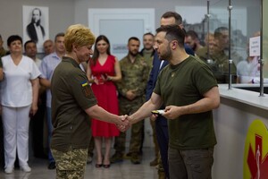 Президент Украины посетил больницу в Одессе и вручил награды медикам