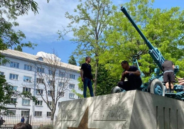 Возле школы в Одессе убрали пушку-памятник, который испугал оккупантов