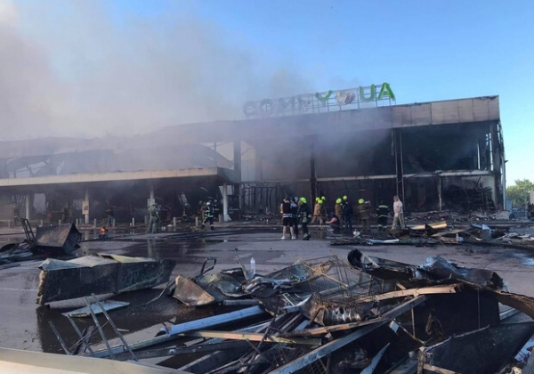 Ракетный удар по торговому центру в Кременчуге: подробности, фото и видео