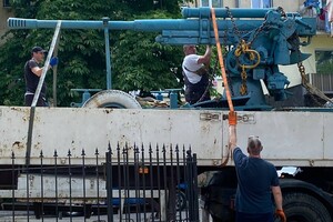 Возле школы в Одессе убрали пушку-памятник, который испугал оккупантов
