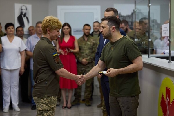 Президент Украины посетил больницу в Одессе и вручил награды медикам
